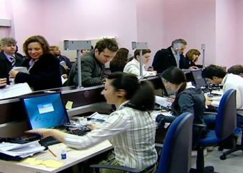 Kuvendi zyrtarizon furtunën në administratë: Urdhër DAP të listojë emrat që kanë mbushur moshën e pensionit! Rritje pagash para zgjedhjeve