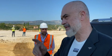 Rindërtimi pas tërmetit! Kryeministri inspektime në Laç, Thumanë dhe Fushë Krujë: Gjithçka sipas ritmit të duhur