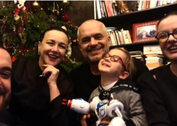 Nga FOTO e Edit dhe Lindës tek urimi i Reas/ Motra e Zahos mesazh domethënës për festën në shtëpinë e kryeministrit: Ju jeni shpirti i shpirtit të universit