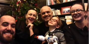 Nga FOTO e Edit dhe Lindës tek urimi i Reas/ Motra e Zahos mesazh domethënës për festën në shtëpinë e kryeministrit: Ju jeni shpirti i shpirtit të universit