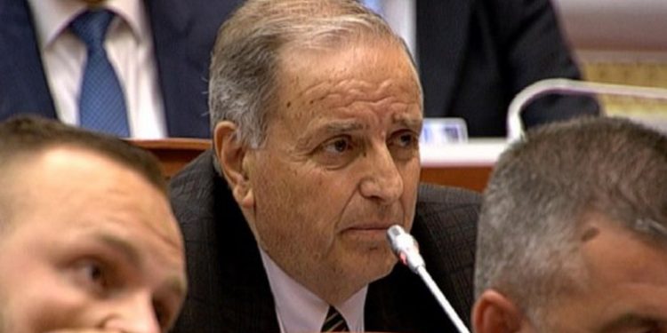 “Po shtrembërohet historia e Greqisë”! Deputeti i “listës Basha” ankohet te mediat greke dhe ‘trondit’ me atë çfarë thotë: Rama po dëbon grekët (vllehët pa kombësi)  nga Himara për të sjellë 30 mijë turq