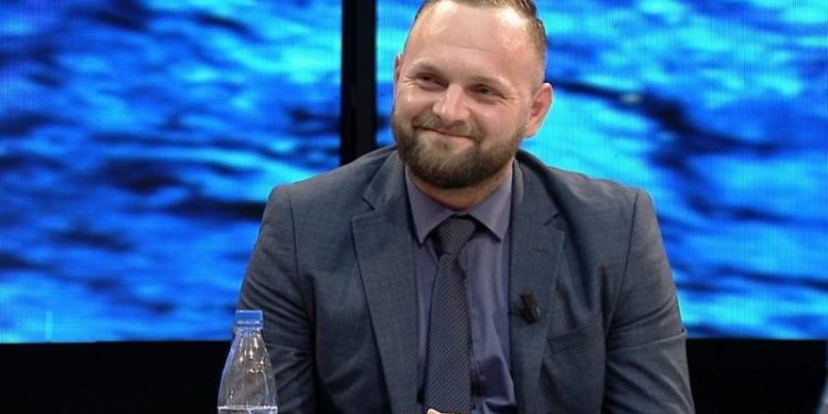 “Ishit më ngrohtë në kraharorin e PS”! “Lulari” Gjekmarkaj akuzon deputetët e opozitës së re, Halit Valteri e sfidon