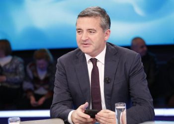 “Po përhapni panik”! Blendi Klosi debat me ekspertin pas shtimit të rasteve me Covid-19