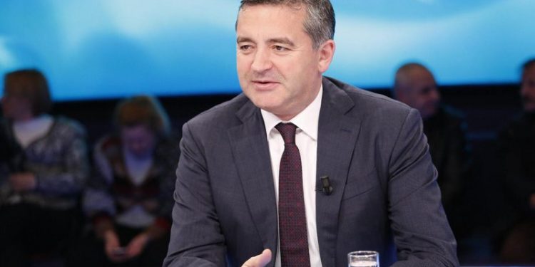 “Po përhapni panik”! Blendi Klosi debat me ekspertin pas shtimit të rasteve me Covid-19