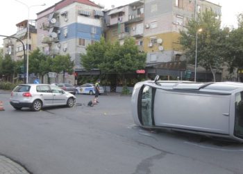 Aksident i frikshëm pranë qendrës së Tiranës, makina përmbyset në mes të rrugës