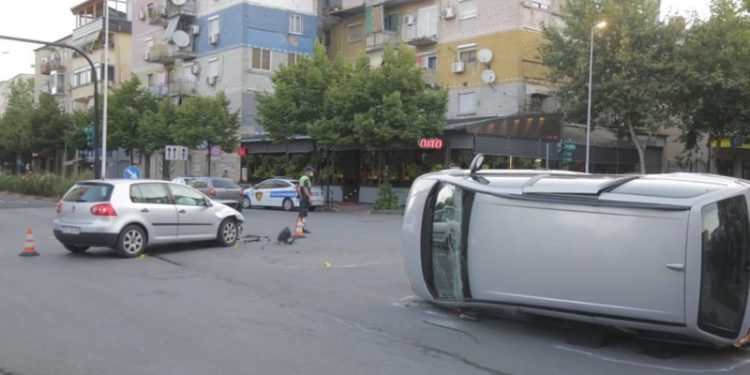 Aksident i frikshëm pranë qendrës së Tiranës, makina përmbyset në mes të rrugës