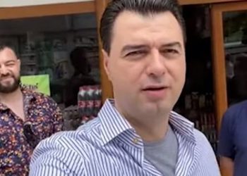 Basha nuk heq dorë nga gafat, ‘bëhet lëmsh’ gjatë takimit me biznesmenin në Korçë (Video epike)