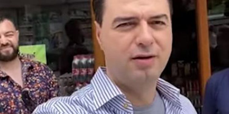 Basha nuk heq dorë nga gafat, ‘bëhet lëmsh’ gjatë takimit me biznesmenin në Korçë (Video epike)