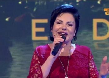 Si ka mundësi që nuk ke asnjë rrudhë?! Gazetari i’a thotë troç, këngëtarja Liljana Kondakçi i befason të gjithë me përgjigjen e saj (Video)