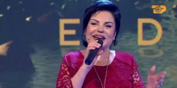 Si ka mundësi që nuk ke asnjë rrudhë?! Gazetari i’a thotë troç, këngëtarja Liljana Kondakçi i befason të gjithë me përgjigjen e saj (Video)