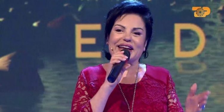 Si ka mundësi që nuk ke asnjë rrudhë?! Gazetari i’a thotë troç, këngëtarja Liljana Kondakçi i befason të gjithë me përgjigjen e saj (Video)