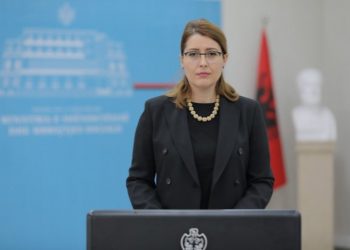 “Na kërkohen dy gjëra shumë të thjeshta”! Ministrja Ogerta Manastirliu publikon mesazhin e rëndësishëm për parandalimin e përhapjes së koronavirusit (Video)