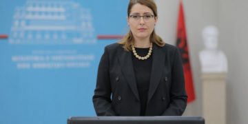 “Na kërkohen dy gjëra shumë të thjeshta”! Ministrja Ogerta Manastirliu publikon mesazhin e rëndësishëm për parandalimin e përhapjes së koronavirusit (Video)