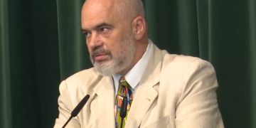 Kryeministri Rama ‘thumbon’ hapur opozitën: Pretendojnë që do iu japin shqiptarëve të hanë me lugë flori!