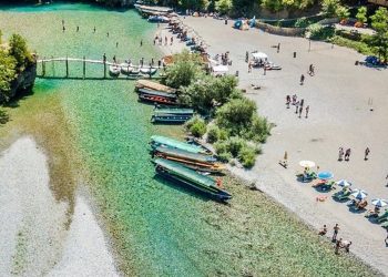 “Ikin për të bërë selfie”, revoltohet ekspertja e turizmit: Vajzat shqiptare shkojnë në lumin e Shalës për…