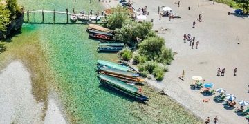 “Ikin për të bërë selfie”, revoltohet ekspertja e turizmit: Vajzat shqiptare shkojnë në lumin e Shalës për…