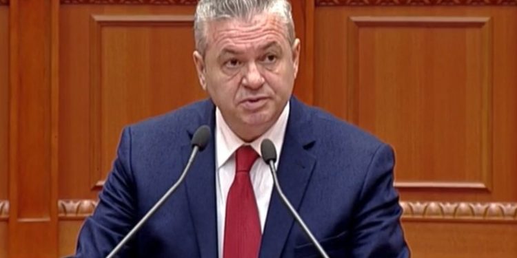 Murrizi nxjerr listën e deputeteve qe votuan kundër ligjit për largimin nga politika të ‘ish-sigurimsave’: I ftoj publikisht, që…