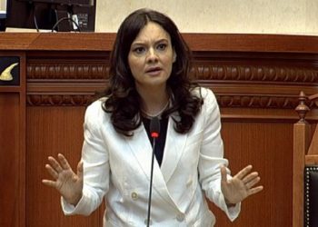 “PS-ja është gati, tani le të flasë Basha dhe Kryemadhi, a i duan listat e hapura?”, Spiropali nuk përmbahet në Kuvend: Opozita e re e do të pjekur, apo gjysmë të pjekur?!