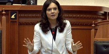 “PS-ja është gati, tani le të flasë Basha dhe Kryemadhi, a i duan listat e hapura?”, Spiropali nuk përmbahet në Kuvend: Opozita e re e do të pjekur, apo gjysmë të pjekur?!