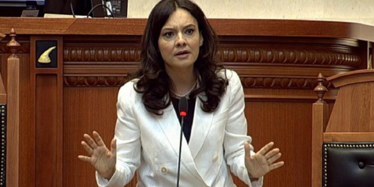 “PS-ja është gati, tani le të flasë Basha dhe Kryemadhi, a i duan listat e hapura?”, Spiropali nuk përmbahet në Kuvend: Opozita e re e do të pjekur, apo gjysmë të pjekur?!