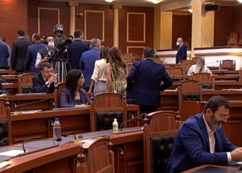 E papritur/ Opozita parlamentare largohet nga Kuvendi, Murrizi zbulon arsyen e këtij vendimi: Pazar i pisët!