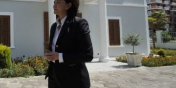 “Jam malësore”! Ambasadorja Kim i thotë të gjitha, që prejardhja e deri te mendimi që ka krijuar për shqiptarët: Ka një rreng që e luajnë politikanët, i bëjnë të… (INTERVISTA)