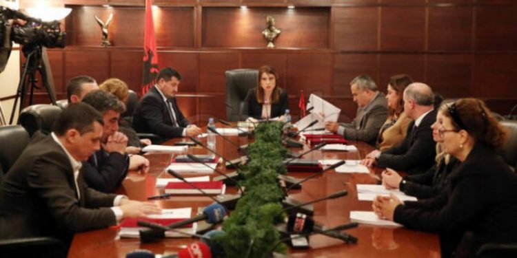 Kushtetuesja, KLGJ hap 5 vende të lira në Gjykatën e Lartë, ndërkombëtarët shtojnë presionet ndaj Tushës