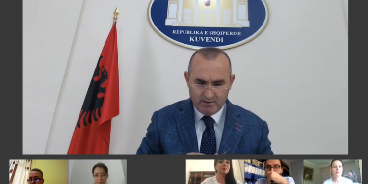 Komisioni i Ligjeve voton paktin e 5 qershorit, opozita del kundër, deputetët shpërthejnë në akuza ndaj presidentit