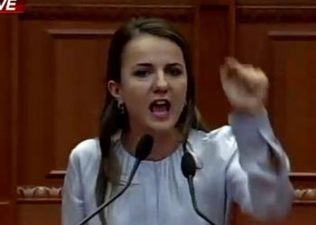 Hajdari e revoltuar në foltore i drejtohet Ramës: “Nëse nuk kemi rëndësi hajde të ikim të gjithë, njësoj si ata jashtë”..