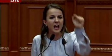 Hajdari e revoltuar në foltore i drejtohet Ramës: “Nëse nuk kemi rëndësi hajde të ikim të gjithë, njësoj si ata jashtë”..