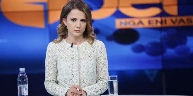 Nuk përmbahet Rudina Hajdari: “Ku e keni gjetur këtë”?!  Eni Vasili ndërhyn menjëherë: Ju lutem mos ofendoni!