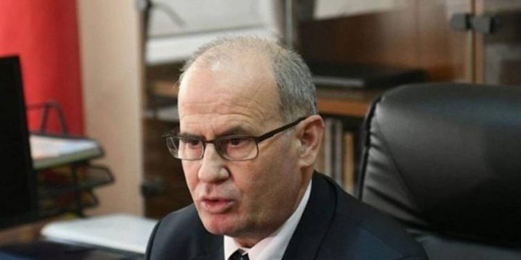 Mynyr Koni “luftë me mullinjtë e erës”, sulmon ministren e Arsimit dhe këmbëngul se nuk do të lejojë zgjedhje më 30 korrik