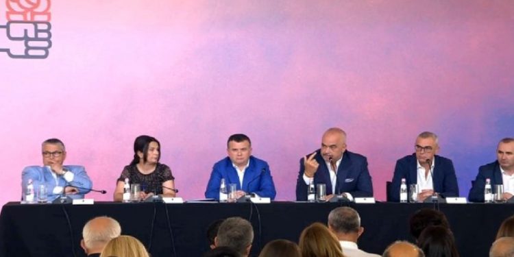 Rama urdhër të shkarkohen punonjësit e administratës në moshë pensioni! PS nis punën për mandatin e tretë