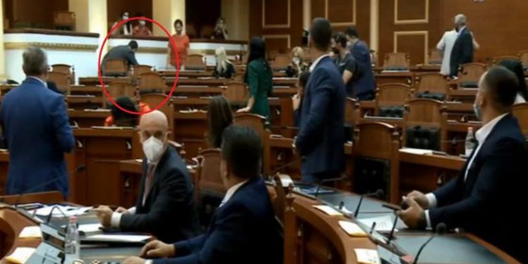 Incident në Kuvend! Ministrja Spiropali ndërpret fjalën, deputetët ngrihen në këmbë: Nuk është mirë me shëndet?