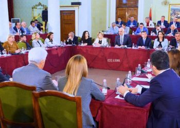 Shpërthejnë debatet në grupin e PS për shkarkimin e Metës: Socialistët irritohen me tërheqjen përballë presidentit, e cilësojnë tallje me elektoratin