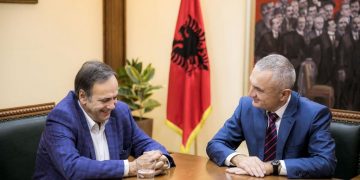 Fleckenstein i përgjigjet opozitës: S’mund të më blesh mua, akuzat nga njerëz aspak seriozë