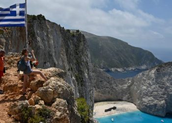 ANALIZA: Greqia dështoi me hapjen e dyerve për turistët