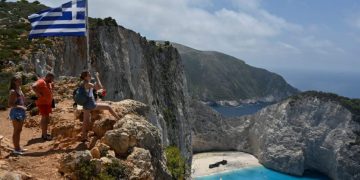 ANALIZA: Greqia dështoi me hapjen e dyerve për turistët