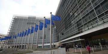 Ndërkombëtarët rrisin presionet ndaj SPAK, KE: Deri më tani zyrtarët e k.orruptuar ja kanë hedhur paq, situata duhet të ndryshojë