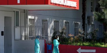 68 raste të reja dhe 2 humbje jetë nga COVID-19, rritet numri i pacientëve të intubuar! ‘Infektohet’ Spitali i Traumës, 5 bluza të bardha të prekura në Spitalin Elbasan