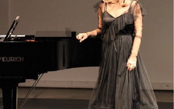 Këngëtarja e njohur shqiptare rezulton pozitive me COVID-19, reagon e revoltuar: “Për shkak të papërgjegjshmërisë së disa personave”