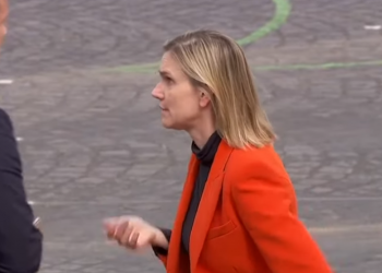 VIDEO që po bën xhiron e rrjetit: Harroi maskën në makinë, ministren franceze e zë paniku