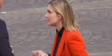 VIDEO që po bën xhiron e rrjetit: Harroi maskën në makinë, ministren franceze e zë paniku