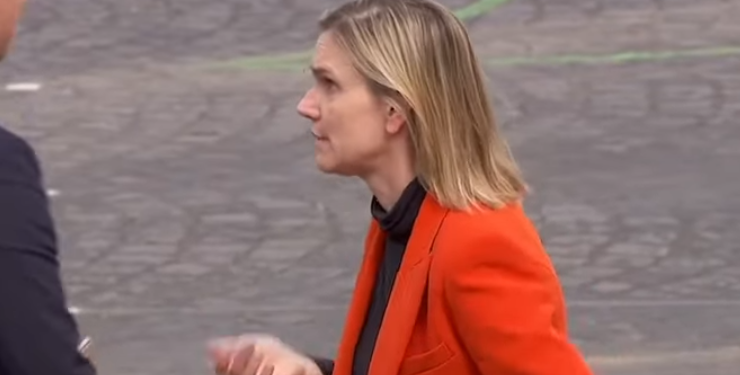 VIDEO që po bën xhiron e rrjetit: Harroi maskën në makinë, ministren franceze e zë paniku