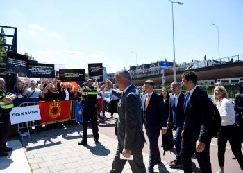 Thaçi mbërrin në Hagë dhe bën deklaratën: “Askush s’mund ta rishkruajë historinë, ky është çmimi për lirinë”/me dhjetëra shqiptarë kishin ardhur për ta mbështetur