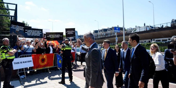Thaçi mbërrin në Hagë dhe bën deklaratën: “Askush s’mund ta rishkruajë historinë, ky është çmimi për lirinë”/me dhjetëra shqiptarë kishin ardhur për ta mbështetur