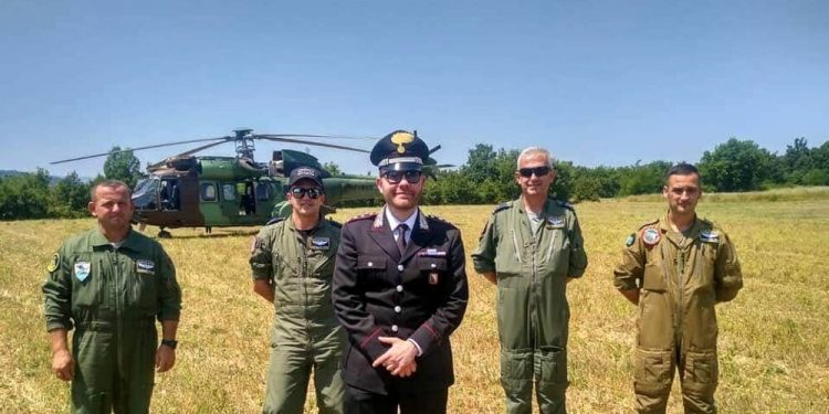 Ulje e detyruar, helikopteri ushtarak shqiptar zbarkon në Itali/ Media italiane: Një imazh që do të mbetet i gdhendur në kujtesën e shumë njerëzve