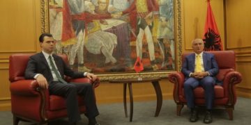 Perla Nr.4 e ditës: Meta e priti Bashën në Presidencë, si kryeministër?! U bë “Besëlidhja e dytë e Lezhës”