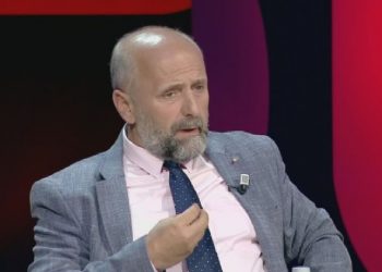 Silva Bino: Mos promovoni idiotë që thonë gomarllëqe! Alfred Cako: Aman më fut tek Infektivi pa maskë!