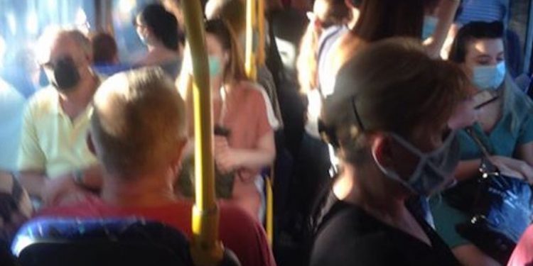 Ujku ujku, po çakalli bën kërdinë/ Alarm Covid-19 tek përdoruesit e transportit publik: Jemi të tmerruar kur futemi në urban
